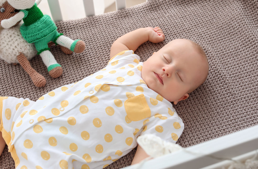 bébé dort seul dans son lit