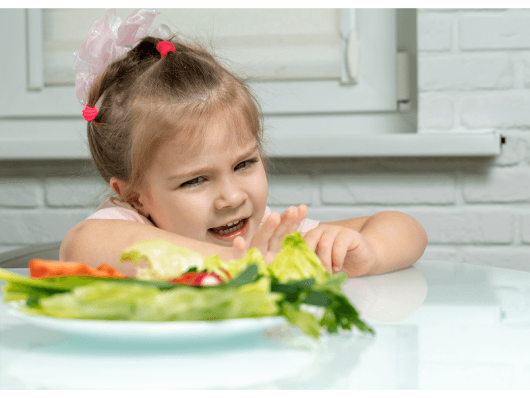 enfant de 2 ans qui refuse de manger son assiette