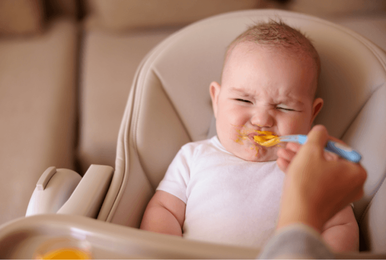 bébé qui refuse une cuillère de purée pendant la diversification alimentaire