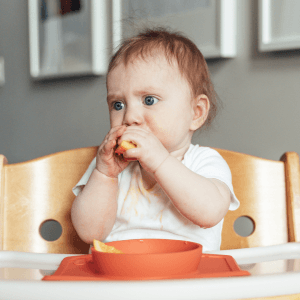 bébé mange des morceaux en DME
