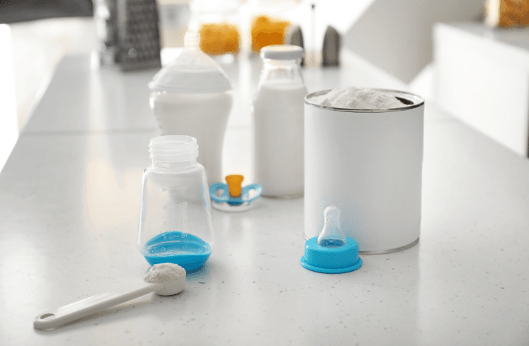 boite de lait en poudre pour bébé et biberons