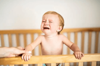 bebe pleure dans son lit et ne veut plus dormir