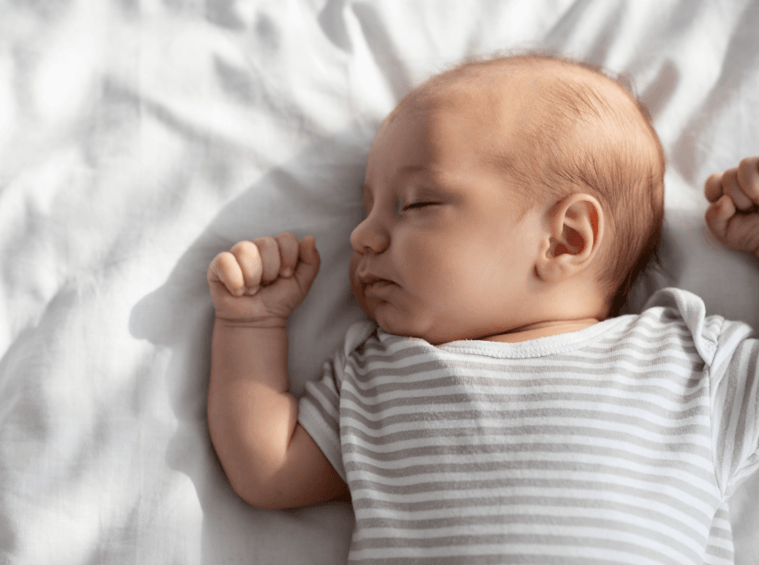 bébé s'endort seul dans son lit avec une méthode d'endormissement autonome